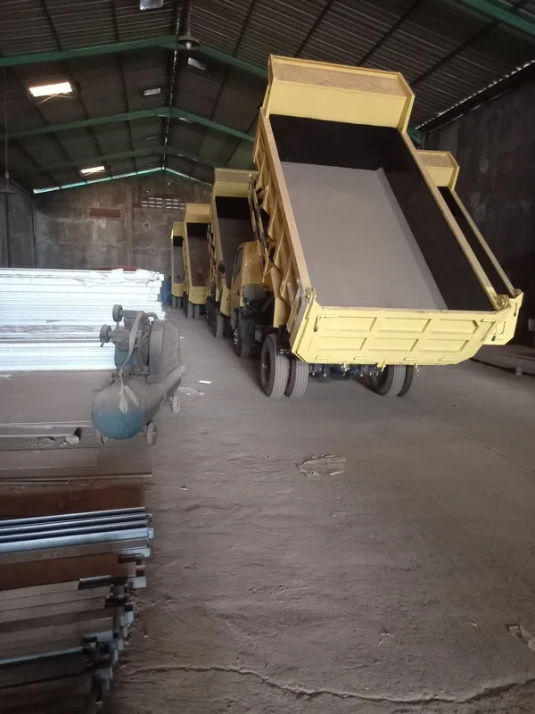 Bak dump truck kuning