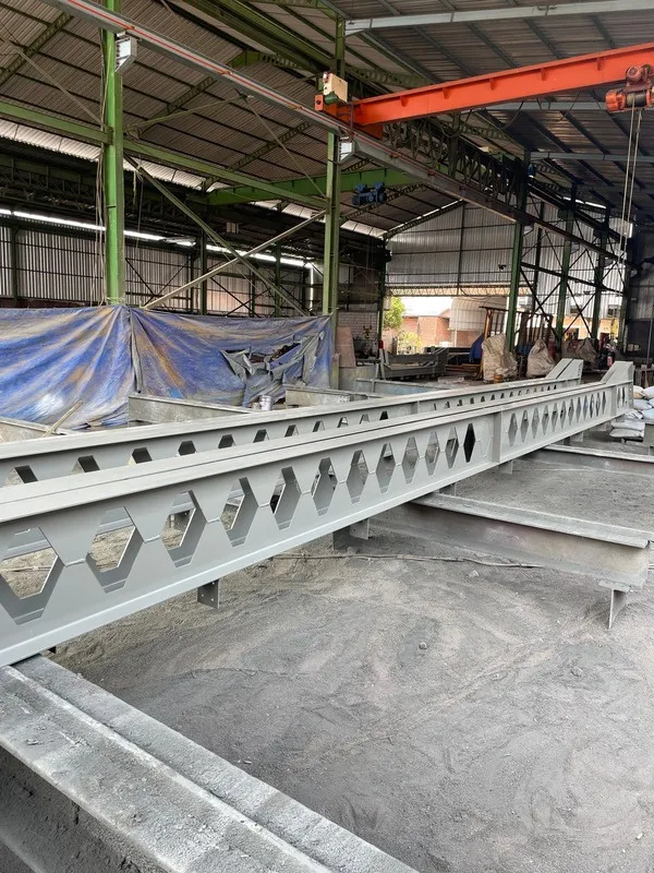 Balok baja berlubang