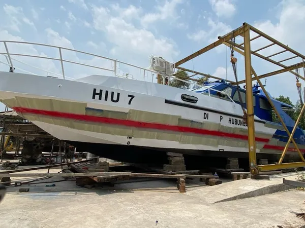 Pengerjaan cat kapal HIU 7