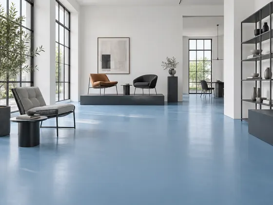 Showroom berlantai biru: Lantai biru pastel, dinding putih, dan rangka furnitur gelap. Palet RAL 5024, RAL 9016, RAL 7016